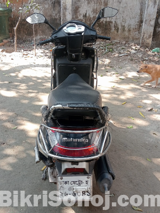 Mahindra Gusto Black 2016